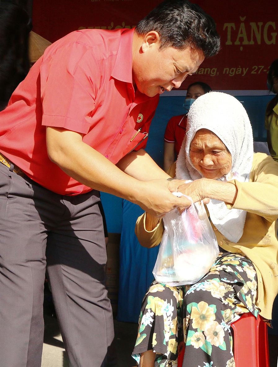 Đồng chí Lưu Kim Oai - Chủ tịch Hội Chữ thập đỏ tỉnh tặng quà tết cho gia đình khó khăn trên địa bàn TP. Rạch Giá.